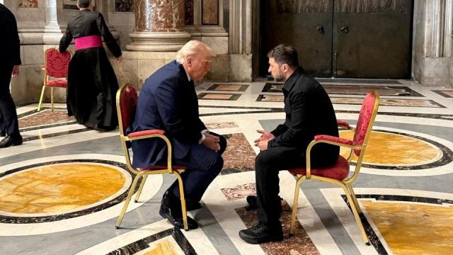 Trump y Zelenski en el funeral.