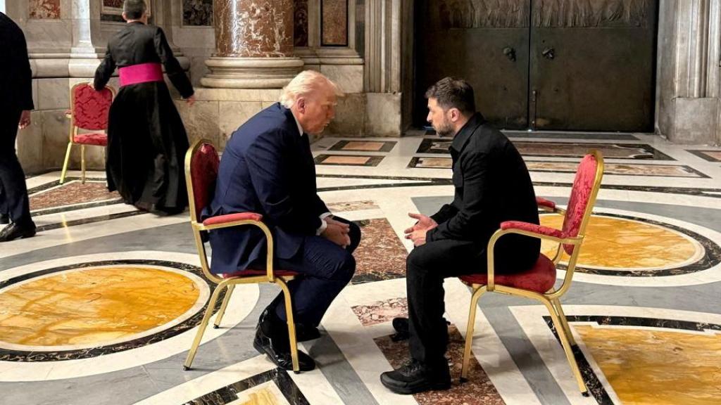 Trump y Zelenski en el funeral.