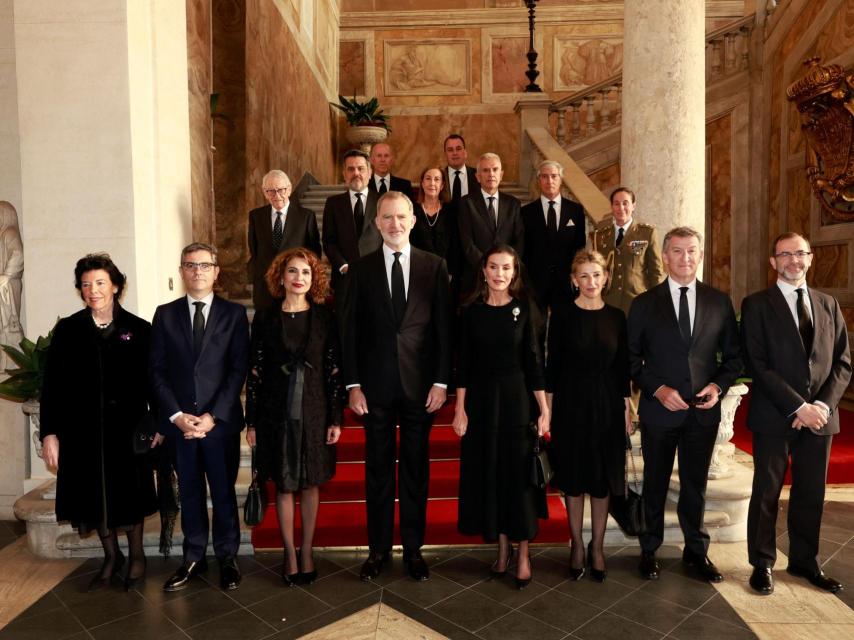 Los Reyes, junto a la delegación española en la embajada de la Santa Sede.