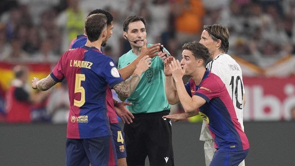 De Burgos Bengoetxea discute con jugadores del Barça y del Madrid en la final de la Copa del Rey