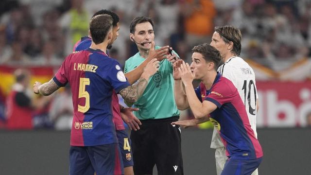 De Burgos Bengoetxea discute con jugadores del Barça y del Madrid en la final de la Copa del Rey