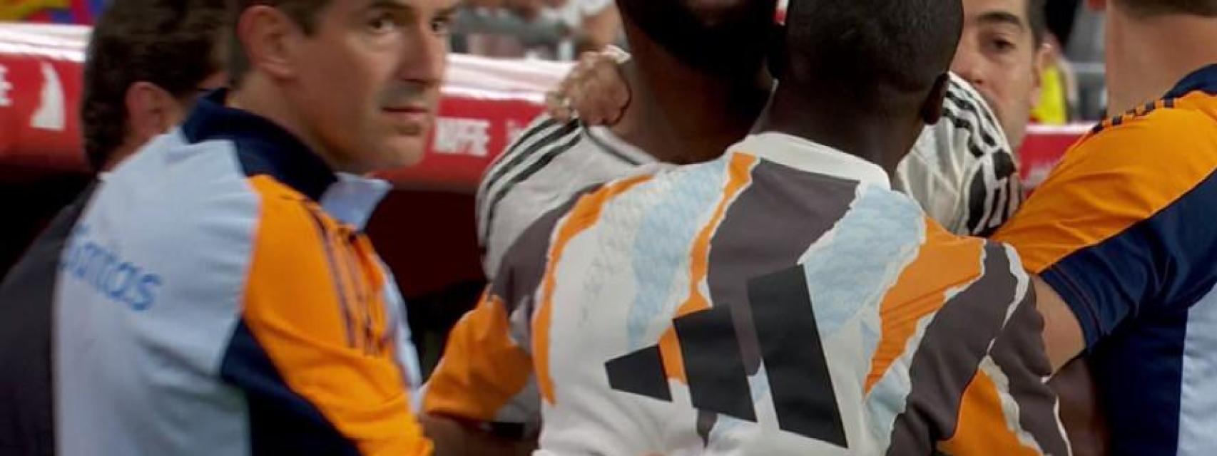Ferland Mendy y el staff técnico del Real Madrid sujetan a Rüdiger.