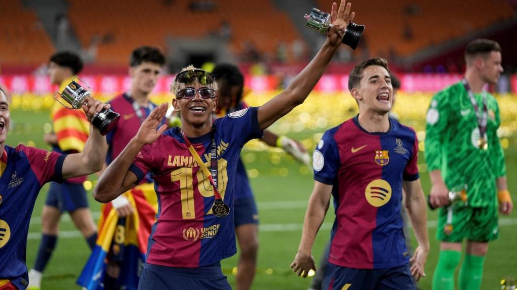 Lamine Yamal y Gavi celebran la Copa del Rey para el Barcelona.
