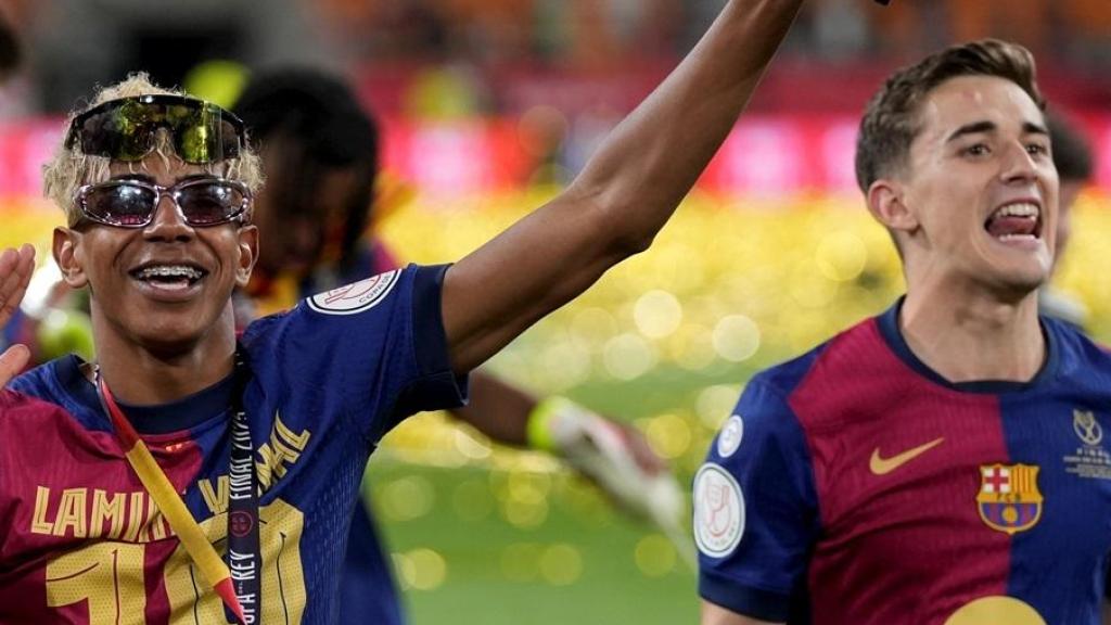 Lamine Yamal y Gavi celebran la Copa del Rey para el Barcelona.