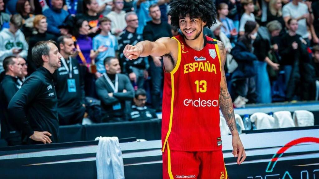 Izan Almansa durante su debut con la selección española.