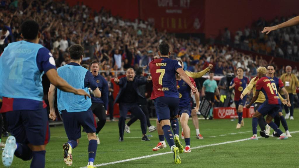 La plantilla del Barça celebra con el banquillo el gol de Ferran Torres en la final de Copa.