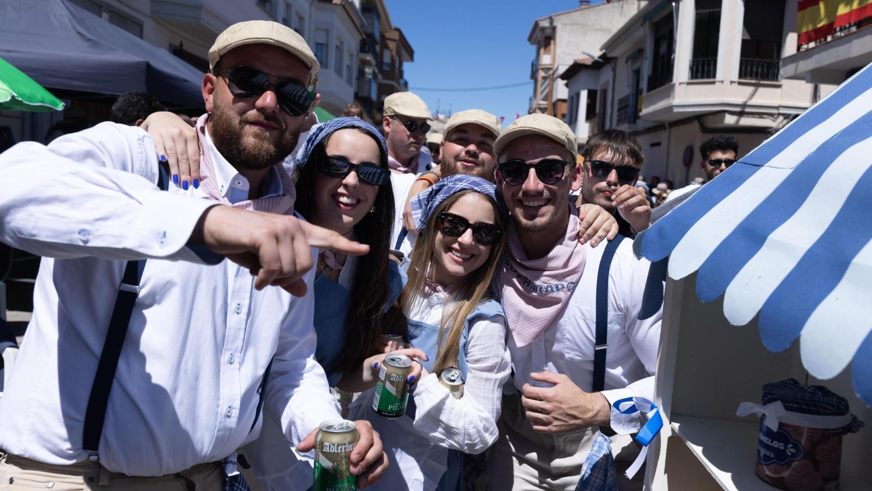 Carros, carrozas, tradición y mucha diversión en la LXVII Fiesta del Olivo de Mora (Toledo): más de 100 fotos del desfile