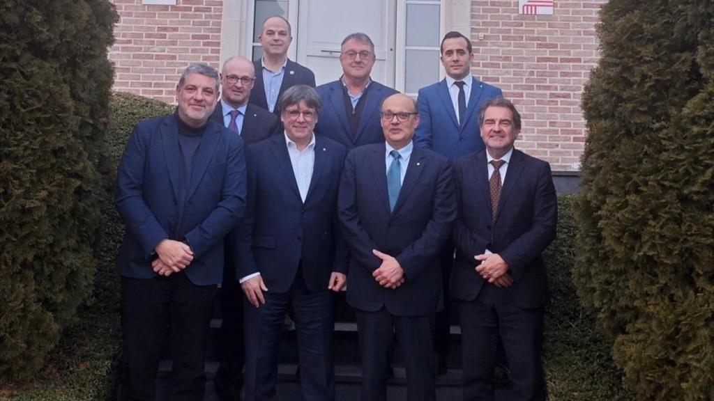 Carles Puigdemont con varios miembros la patronal multisectorial catalana Cecot, el pasado 19 de febrero a Waterloo.