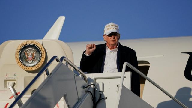 Donald Trump saliendo del Air Force One tras aterrizar en Maryland este domingo.