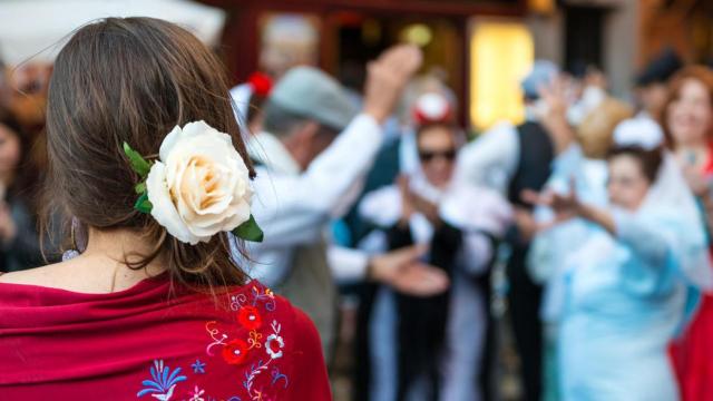 Detalle de una silueta de chulapa en las fiestas de San Isidro.