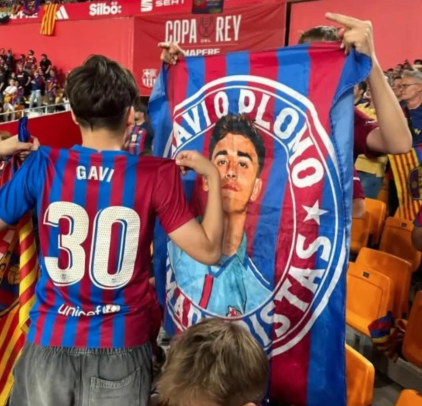 La bandera que acabó luciendo Gavi tras la final de la Copa del Rey