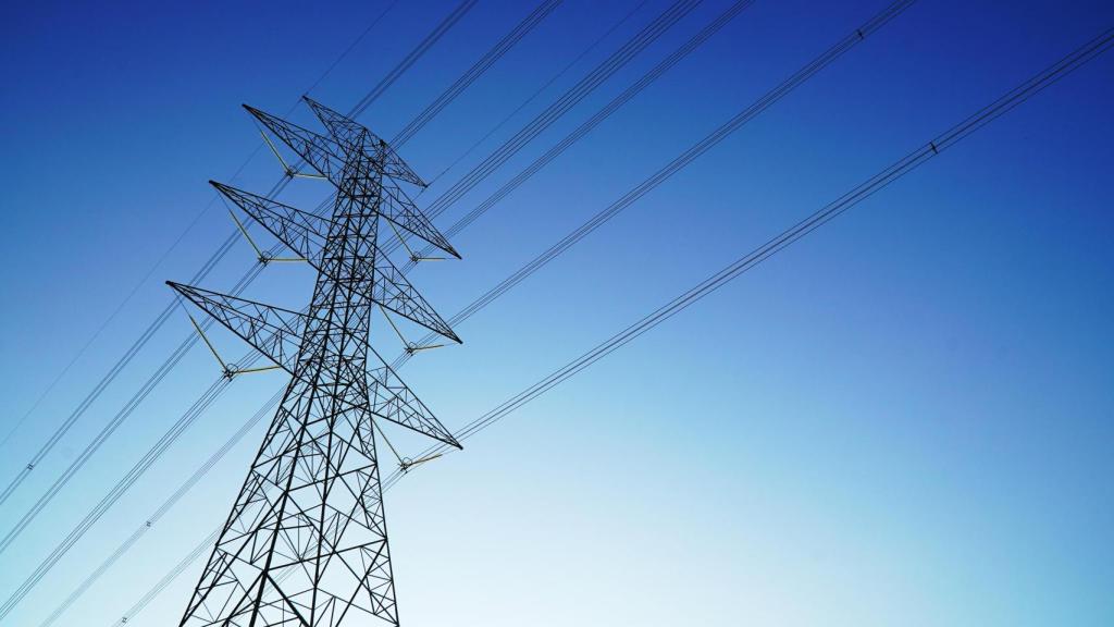 Una red de cables de electricidad