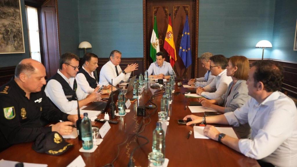 El presidente de la Junta de Andalucía, Juanma Moreno, en la reunión del Cecopi tras el apagón.