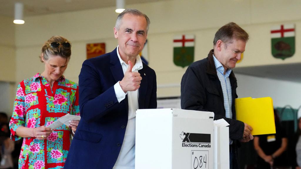El primer ministro de Canadá y líder del Partido Liberal, Mark Carney, votando este lunes en Ottawa.