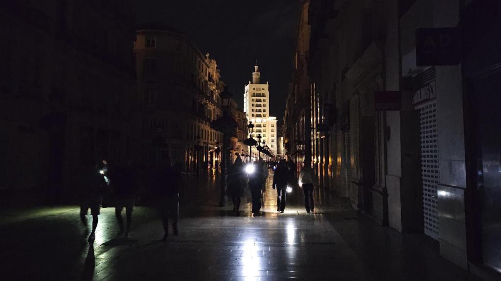 La calle Larios de Málaga, casi completamente a oscuras.