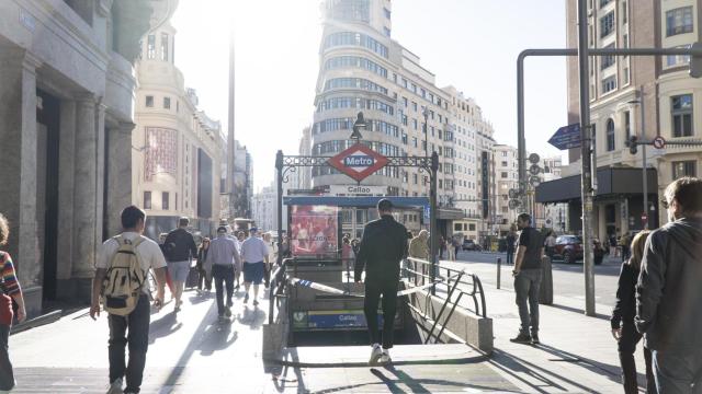 Peatones y usuarios en la estación de metro de Callao, que cerró las líneas de Metro este lunes durante el apagón masivo del sistema eléctrico en España.