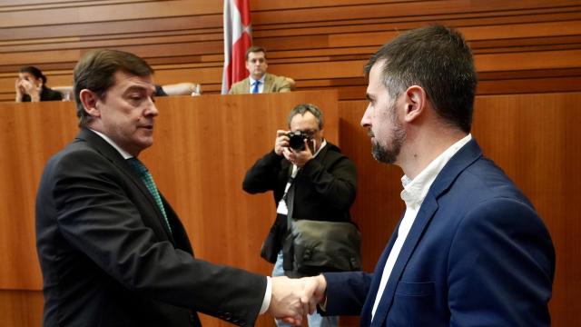 El presidente de la Junta, Alfonso Fernández Mañueco, saluda al portavoz del Grupo Socialista, Luis Tudanca, antes del pleno de las Cortes del pasado 25 de febrero