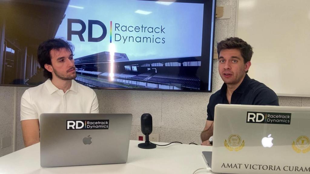 El ingeniero Javier Bermejo (d), junto a su socio, Alex Burg (i), presentando su empresa de cursos de formación, Racetrack Dynamics.