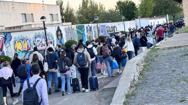 Viajeros de un tren afectado por el apagón en Malagón.