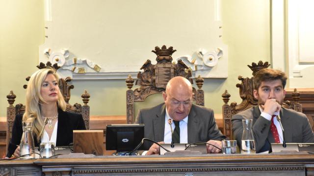 Irene Carvajal (Vox), a la izquierda, en la mesa presidencial del pleno junto a Jesús Julio Carnero y Francisco Blanco (PP)