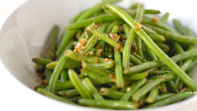 Un plato de judías verdes.