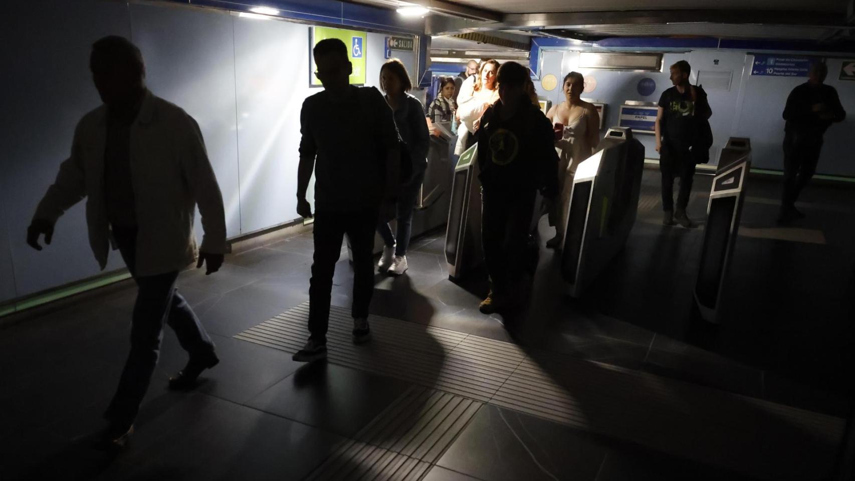 Usuarios del Metro de Madrid abandonan una de las estaciones.