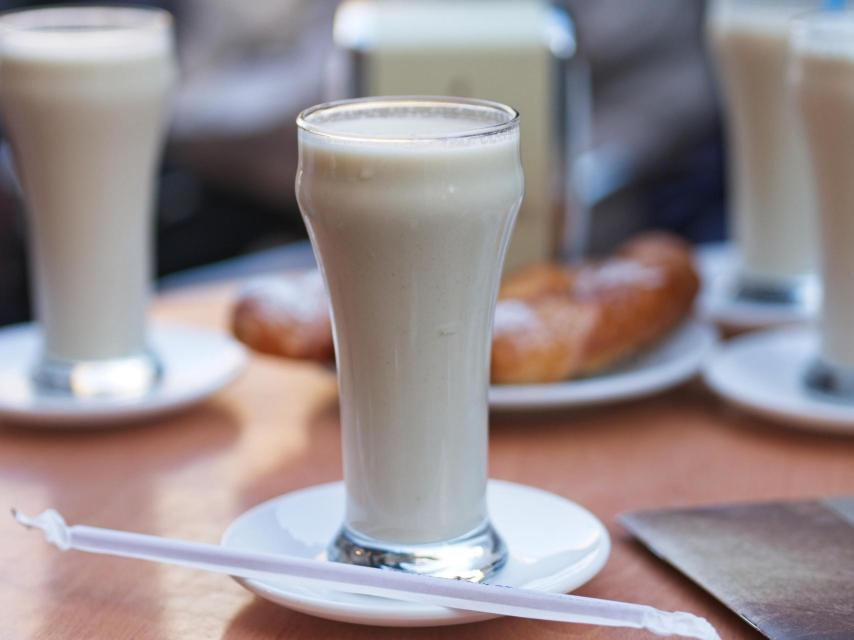 Unos vasos de horchata.