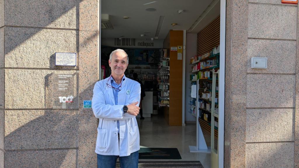 Iñaki Malluguiza, frente a su farmacia en Alfonso el sabio, durante el apagón de este lunes.