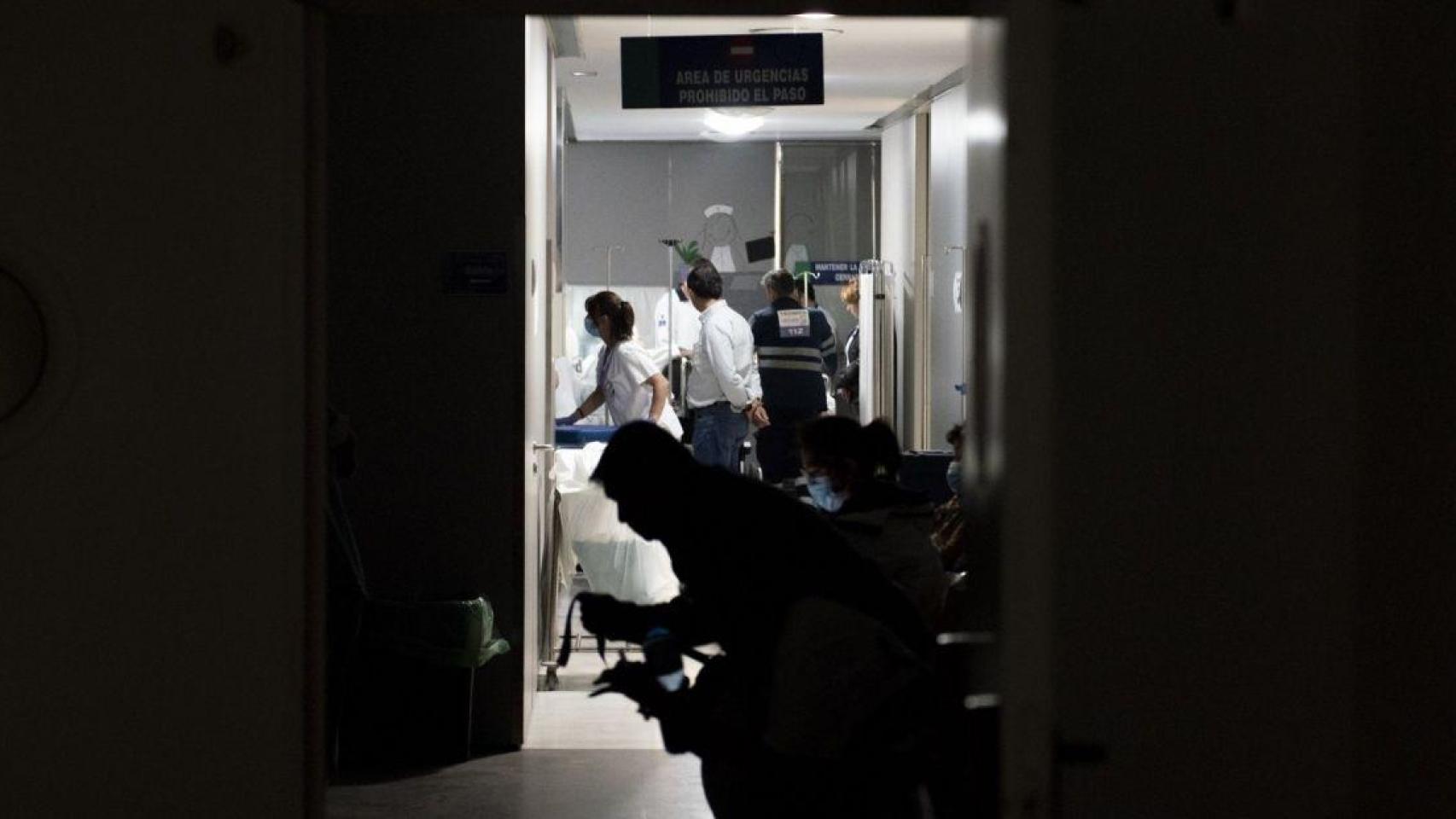 Hojas de calco, gasóil y bombonas de oxígeno: así superaron el histórico apagón los médicos en los hospitales