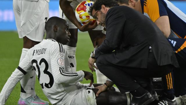 Mendy atendido por el equipo médico del Real Madrid en la final de la Copa del Rey.