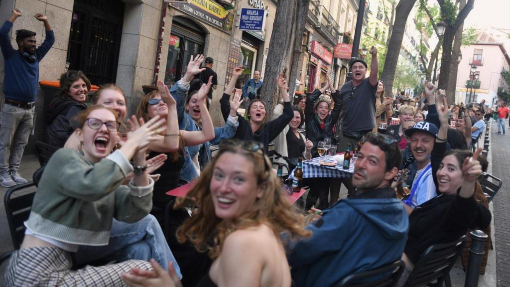 Una terraza del madrileño barrio de Lavapiés durante el apagón.