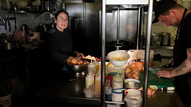 En Catacroquet, trabajando platos de cuarto frio casi a oscuras.