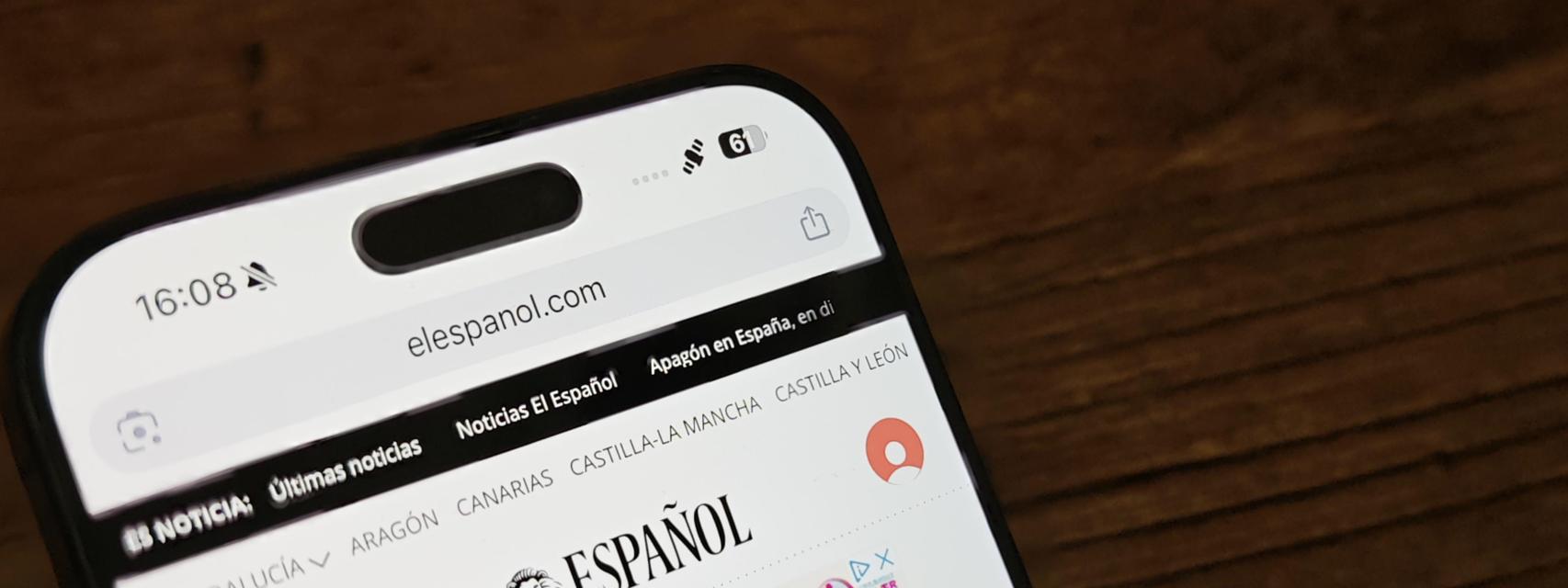 iPhone con la señal de conexión satelital para llamadas de emergencia y localización