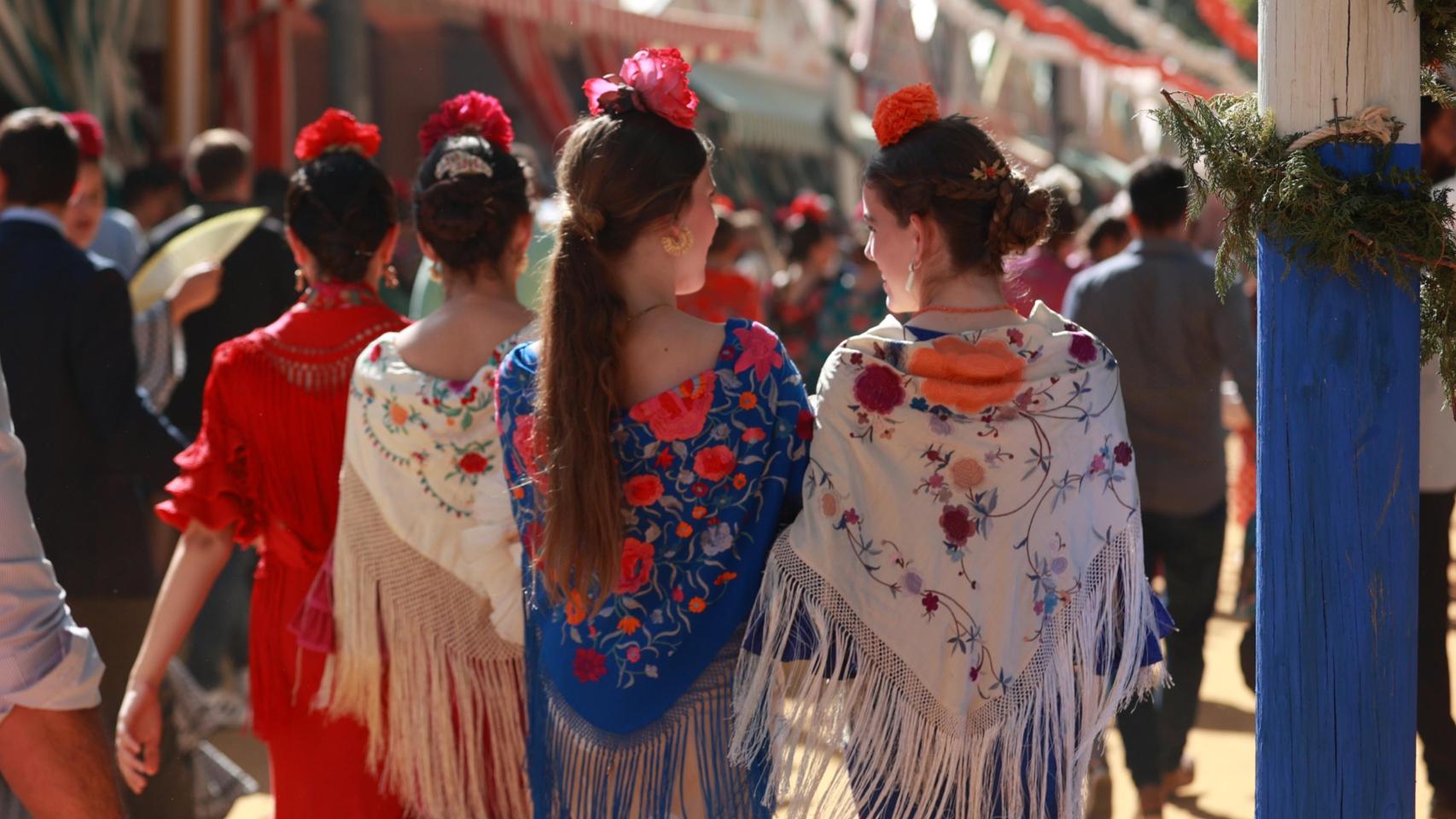 Mujeres vestida de flamenca por el Real de la Feria de Abril 2024.