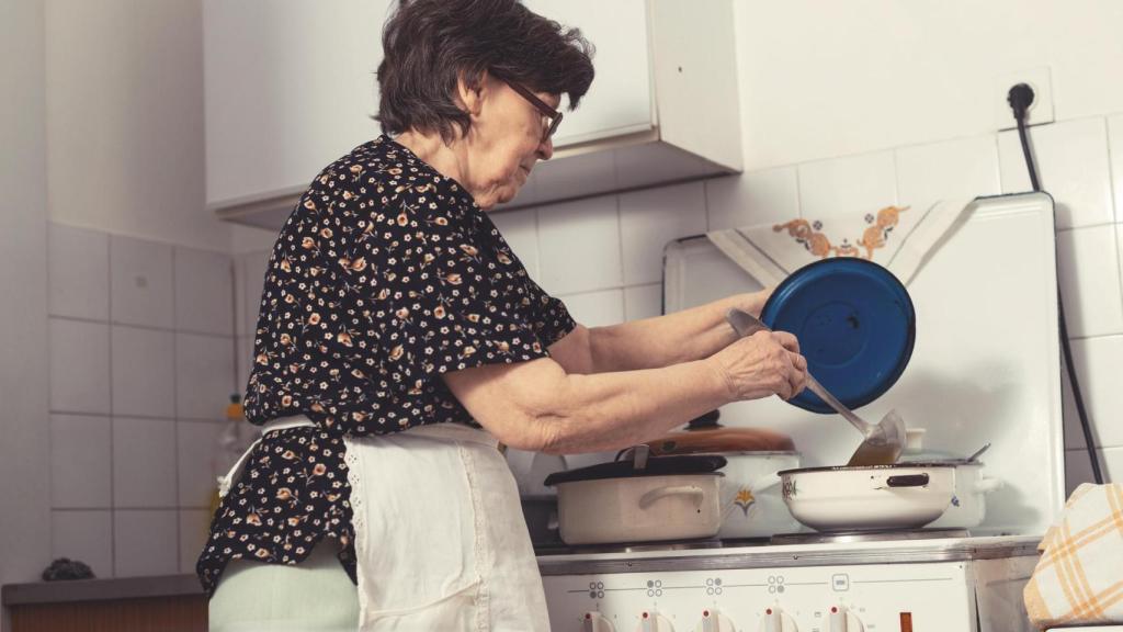 Imagen de archivo de una abuela cocinando.