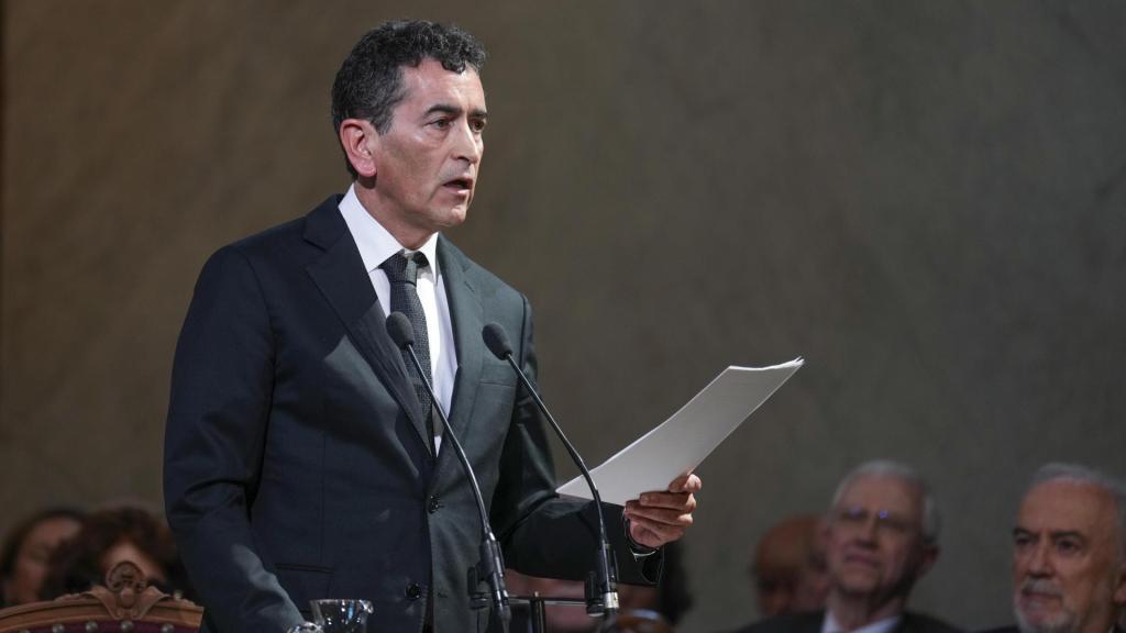 Juan Mayorga lee, en nombre de Azorín, la contestación de la RAE al discurso de Machado, este martes en la sede de la Academia. Foto: EFE/Borja Sánchez-Trillo