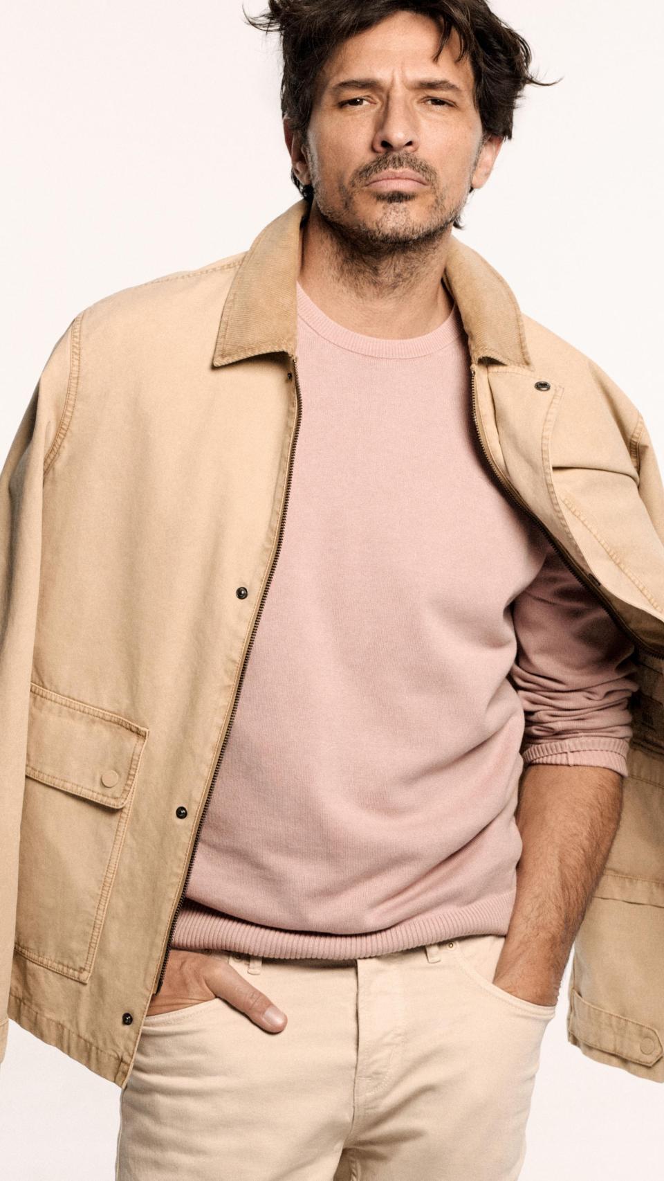 Andrés Velencoso con nuevas prendas de recolección.