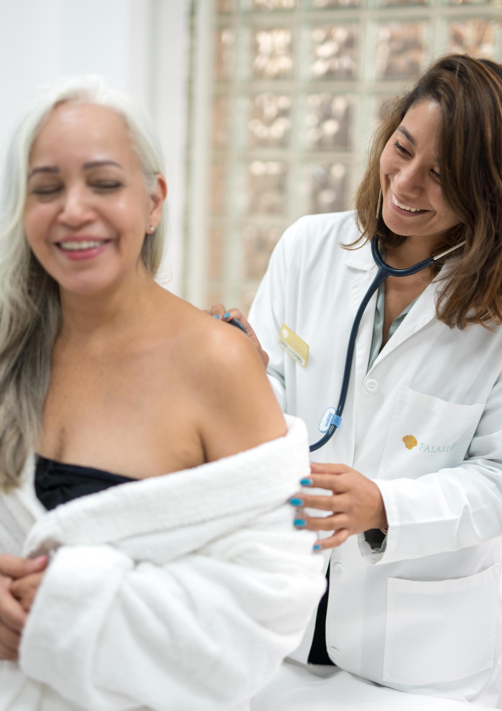 Katherine Lozano, médica especialista en medicina integrativa de la Clínica Palasiet.