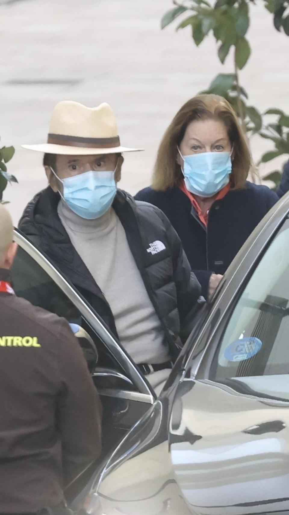 Raphael, con su esposa, Natalia Figueroa, en diciembre de 2024.