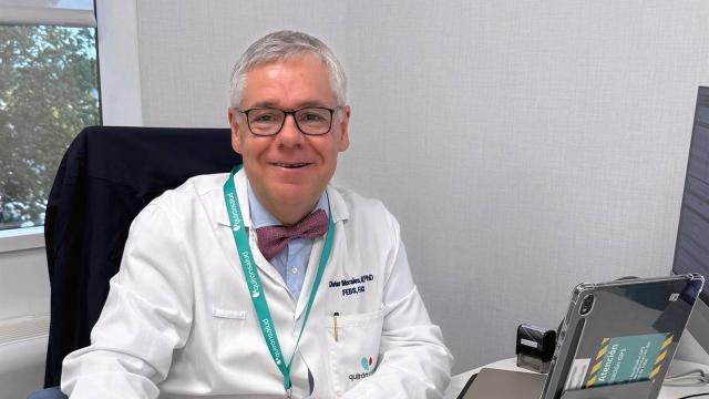 El doctor Dieter Morales, Especialista De La Unidad De Cirugía Endocrina Del Hospital Quirónsalud Marbella.