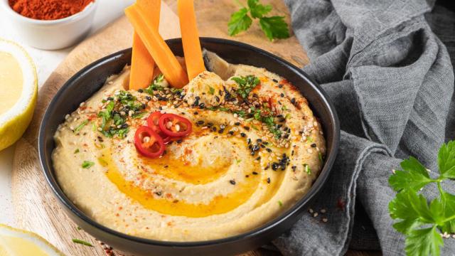 Un bol con hummus