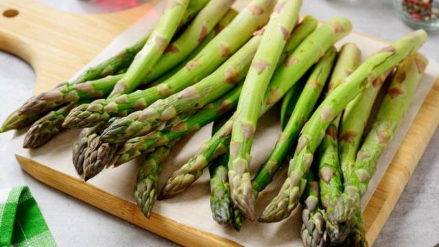 Espárragos verdes sobre una tabla de cocinar.