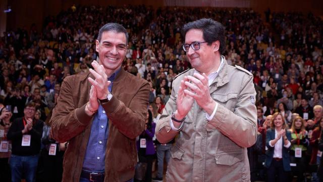 El presidente del Gobierno, Pedro Sánchez, y el secretario general del PSOE-M y ministro Óscar López.