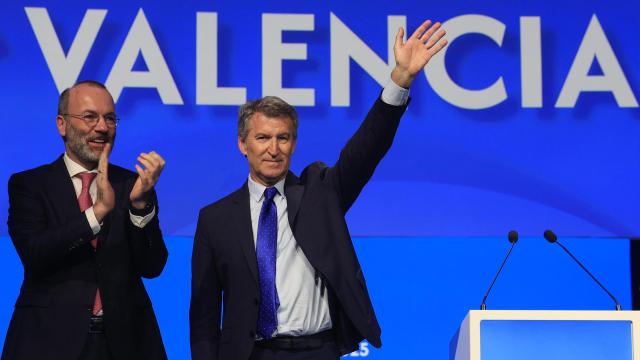 El presidente del PPE, Manfred Weber, junto al líder del PP, Alberto Núñez Feijóo, este miércoles en Valencia.