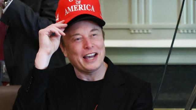 Elon Musk, el ejecutor de la política de recortes de Trump, con dos gorras en la Casa Blanca.