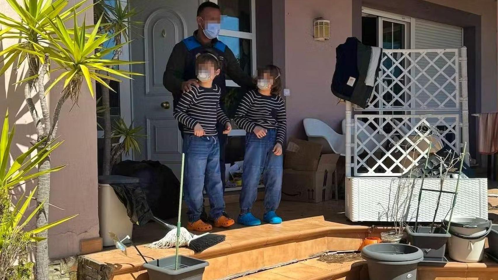 Los tres niños de la  casa de los horrores  de Oviedo quedarán bajo la custodia de sus abuelos en EEUU: sus padres, en prisión