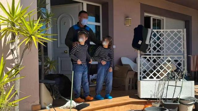 Dos de los tres menores, tras ser rescatados por la Policía Local de Oviedo.
