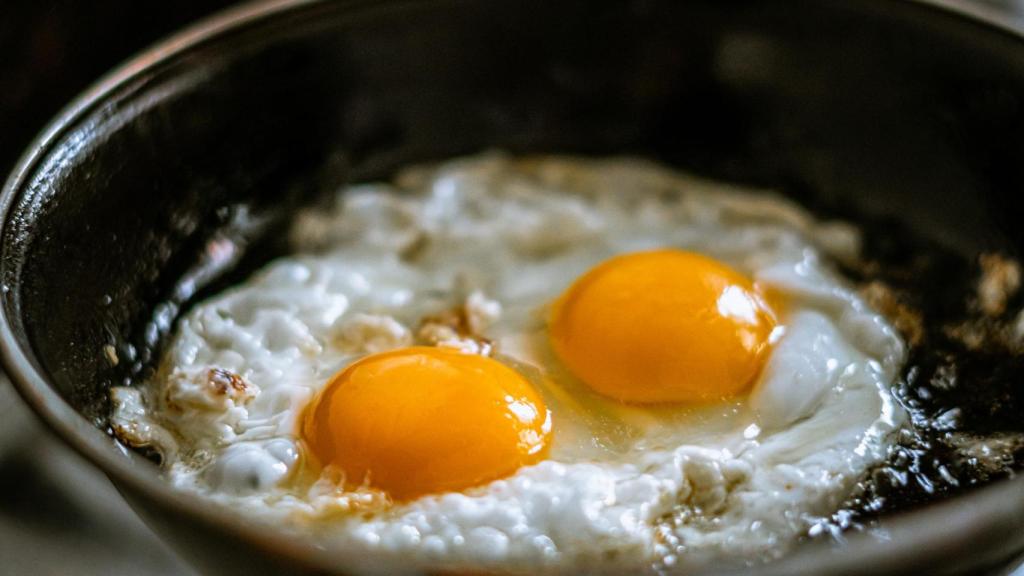 Un par de huevos fritos en una sartén