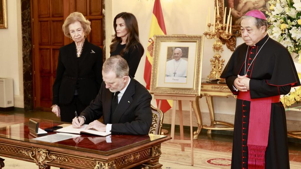 Felipe VI y Letizia, junto con la reina Sofía, en la Nunciatura de Madrid.