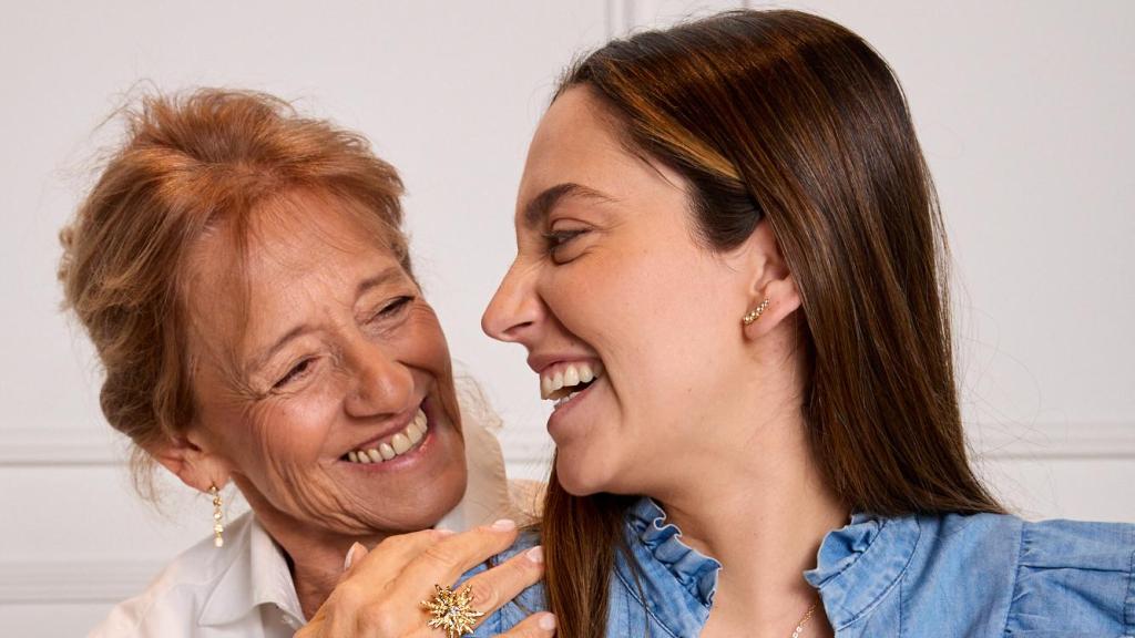 Ana Iglesias con su madre.